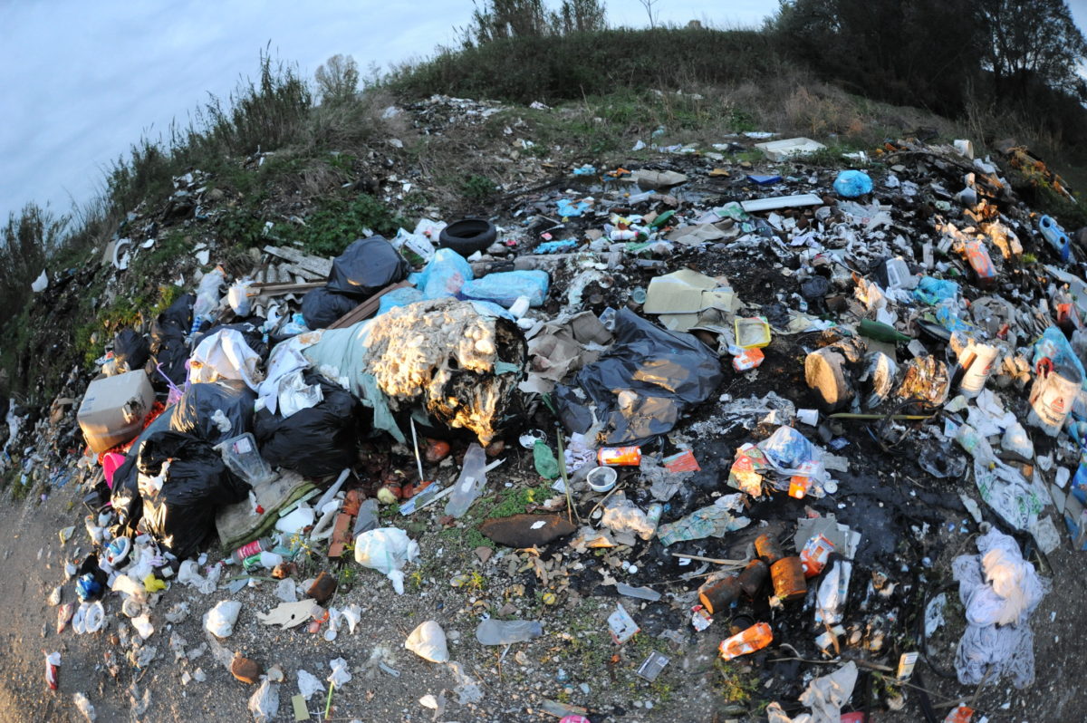 Rifiuti abbandonati a Campli: scattano le multe. Agostinelli "tolleranza zero"