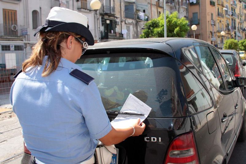 3423-multa-per-divieto-di-sosta