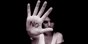 Martinsicuro,giornata contro la violenza sulle donne:scarpette rosse in piazza