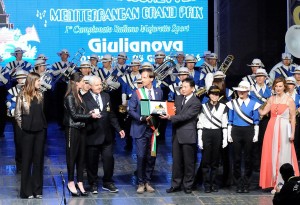 Mario Orsini e Sindaco premiano il Giappone