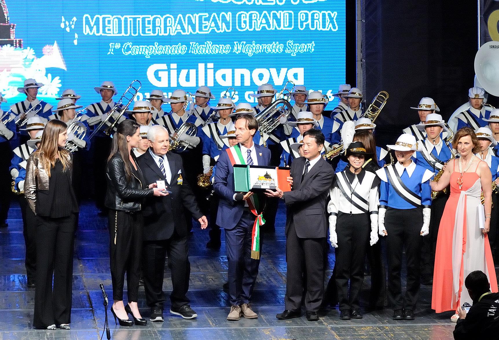 Mario Orsini e Sindaco premiano il Giappone