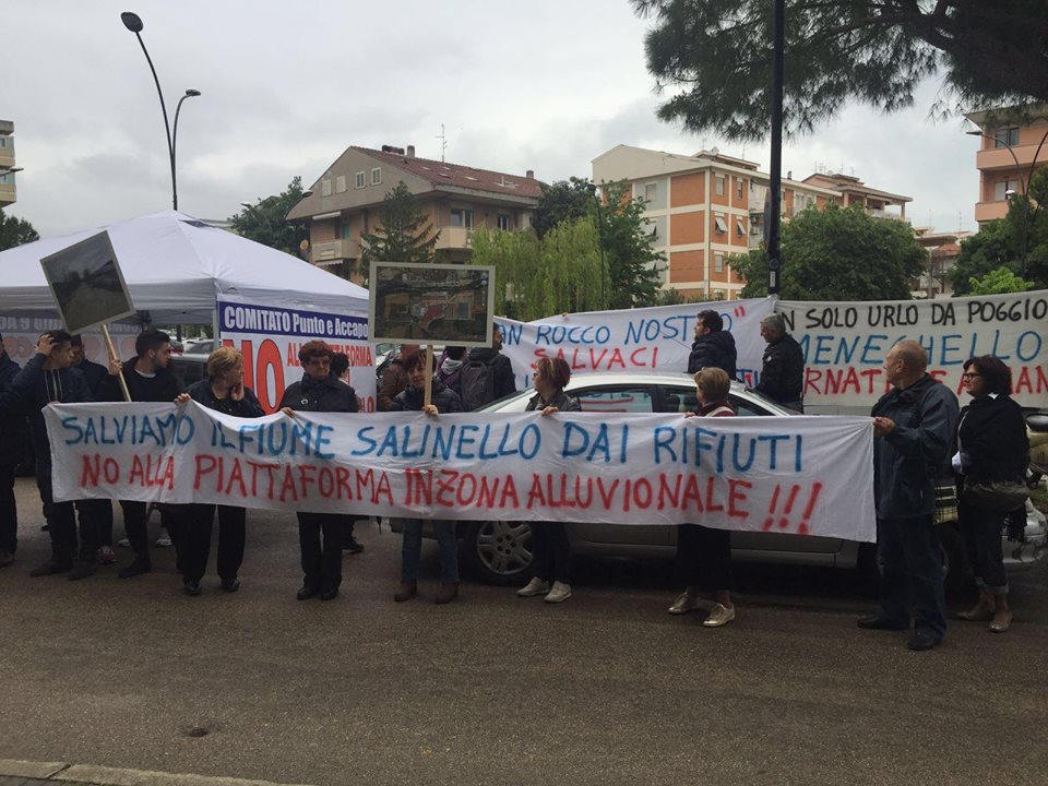 protesta in Regione Abruzzo del comitato Punto e Accapo