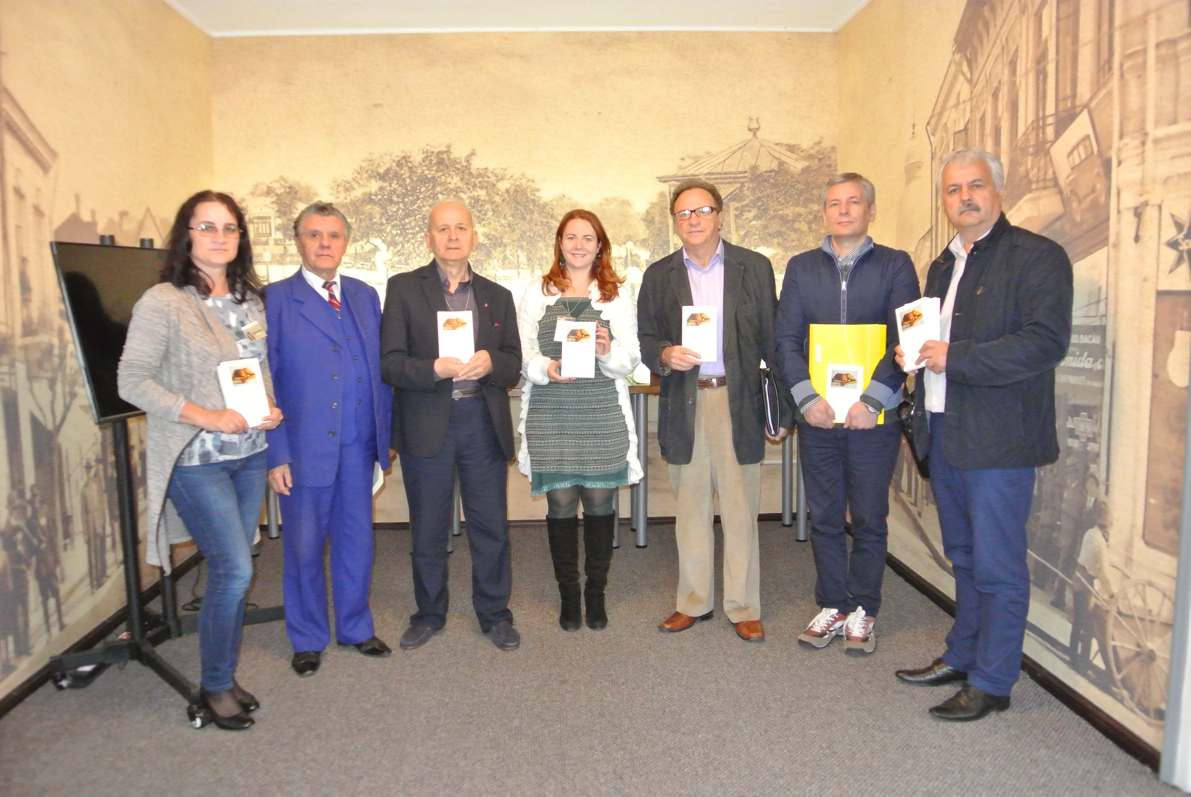 V. Di Felice omaggia i poeti presenti del libro Gaudeamus, casa di Bacovia
