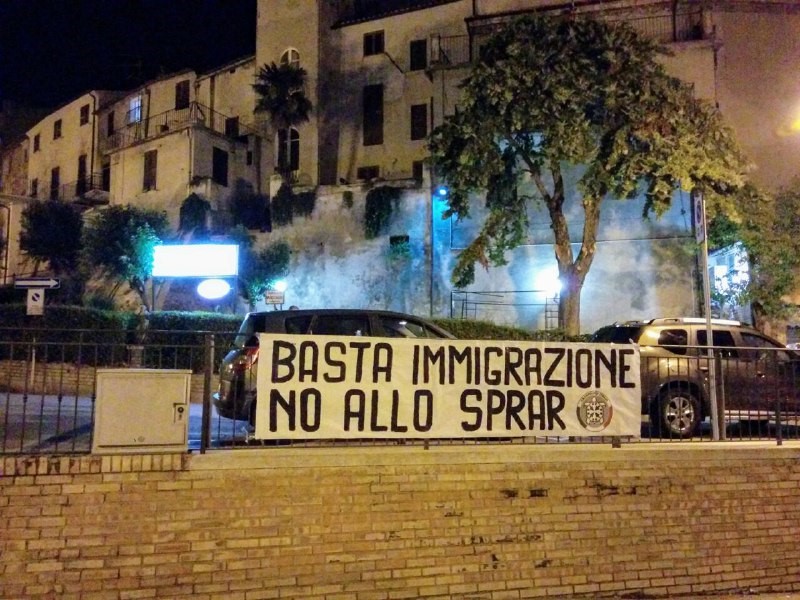 striscioni immigrazione