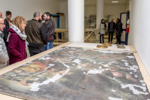 Foto di un opera d'arte osservata da Petrucci, Sindaco di Arquata