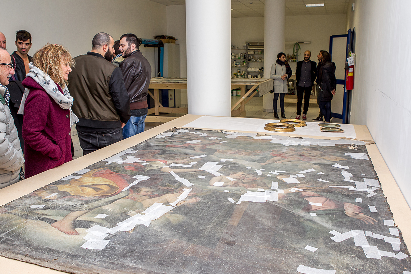 Foto di un opera d'arte osservata da Petrucci, Sindaco di Arquata