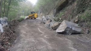 Rimosso il masso sulla provinciale 49 a Valle Castellana