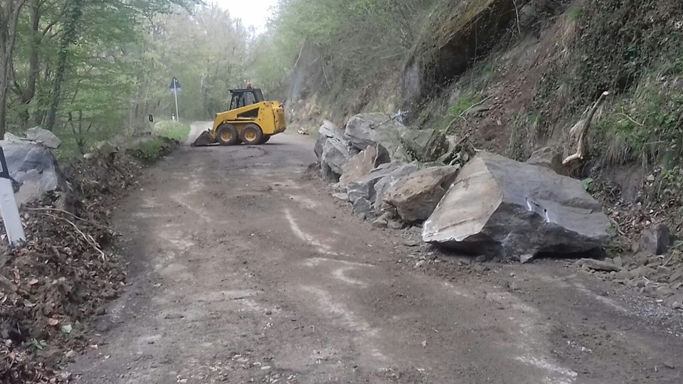 Rimosso il masso sulla provinciale 49 a Valle Castellana