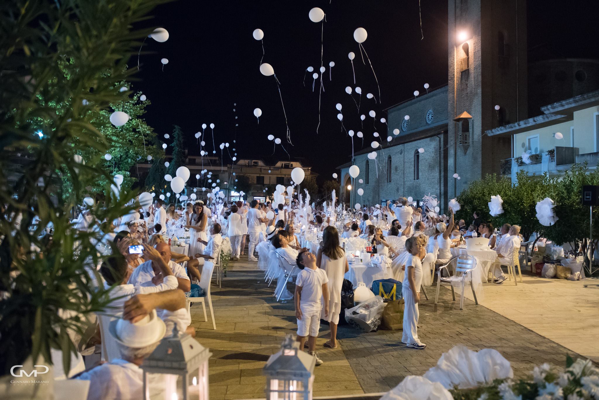 Torna la cena in bianco a Martinsicuro: il dress code è d'obbligo