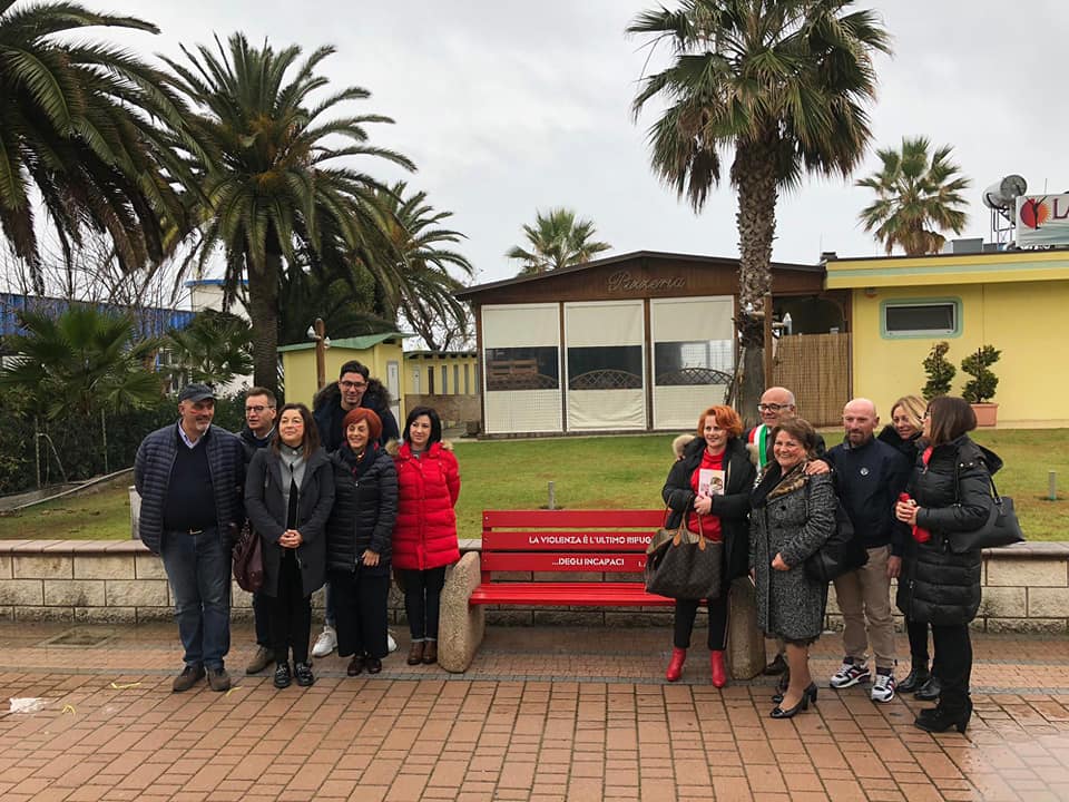 Tortoreto, No alla violenza sulle donne: inaugurata la panchina rossa