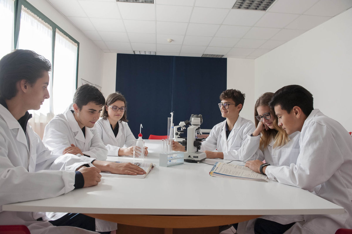 Fisica e Matematica a domicilio: il liceo D'Annunzio in trasferta nelle scuole locali