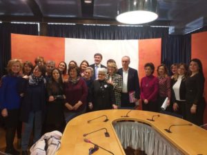 Un patto per le donne: proposto dalla Cpo della Regione Abruzzo ai candidati Presidenti. La CPO della Provincia: “Orari flessibili per le donne impegnate in politica” PESCARA La Commissione pari opportunità della Regione Abruzzo, a Pescara, ha proposto ai candidati Presidenti della Regione un “Patto per le donne” che è stato sottoscritto da tutti e quattro i candidati: Marco Marsilio, Sara Marcozzi, Giovanni Legnini e Stefano Flajani. Il lavoro è frutto della collaborazione con le associazioni di categoria e le CPO territoriali; anche quella della Provincia, ha fornito il suo contributo con un una proposta sugli “Orari flessibili e compatibili con gli impegni familiari per le donne impegnate in politica”. In rappresentanza della Provincia la consigliera delegata alle Pari Opportunità, Ambra Foracappa e Marilena Adreani (CPO Provincia e presidentessa della CPO del Comune di Giulianova). Il Patto Il “Patto per le donne” si propone di contribuire a superare le criticità ricercando e producendo nuove soluzioni e valorizzando le buone pratiche esistenti in un’ottica di trasformazione culturale e attraverso la creazione di una nuova rete comunitaria mutualistica e solidale in grado di accogliere le istanze concrete delle donne. Questo ambizioso progetto di “RETE” potrà divenire per il futuro una piattaforma working in progress, raccogliendo le istanze di tutte le categorie di associazioni e organismi che si occupano a vario titolo di politiche di genere, e divenire quindi uno strumento strutturato ed utilizzabile come apporto di idee a supporto dell’amministrazione regionale. L’idea, mutuata dagli Stati Generali delle Donne, movimento che in Abruzzo è rappresentato da Rosaria Nelli e a livello Nazionale da Isa Maggi , ha trovato con questo Documento, presentato a TUTTI i candidati alla carica di Presidente di Regione alle prossime elezioni regionali in Abruzzo (10 febbraio 2019), la formula adeguata per dare spunti e riflessioni su tematiche e problematiche che riguardano le donne e non solo. Il Documento, chiamato “Patto per le Donne”, è stato stilato con l’ausilio di tante professioniste, associazioni e organismi operanti sul territorio, il cui contributo è stato dettato dall’esperienza maturata nel confronto quotidiano con le peculiari esigenze del mondo femminile. Pertanto, maturando la consapevolezza che occorrono politiche ad hoc, la Commissione pari opportunità si fa portavoce di tutte le esigenze emerse. Si vuole prendere questo documento, realizzato in pochissimi giorni, come una sorta di “sperimentazione”. Si propone infatti che questo modo di operare divenga una reale e strutturata piattaforma work in progress per mettere in comunicazione il mondo dell’associazionismo e gli organismi che si occupano di pari opportunità e gli Amministratori regionali affinché ci sia un miglior ascolto delle esigenze della cosiddetta “base” e l’opportunità di mettere in campo politiche condivise e più attente alle esigenze di tutti.