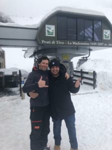 Il maestro di sci Lorenzo Alesi in visita a Prati di Tivo per il suo prossimo video