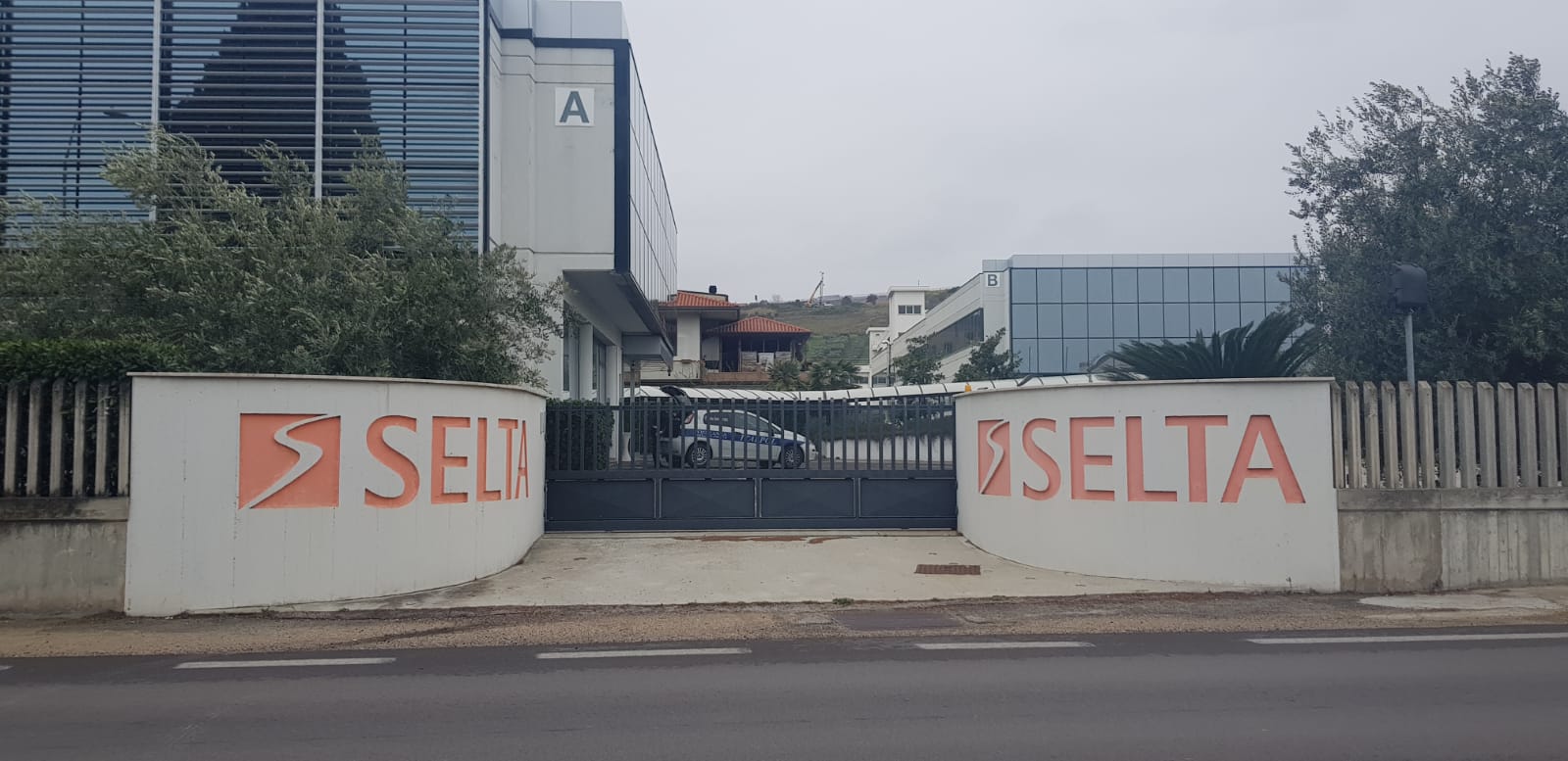 Selta Tortoreto, cancelli chiusi e vigilanza armata: salta lo sciopero alla rovescia