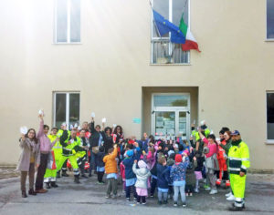 Colonnella, gli alunni dell'infanzia decorano gli ulivi per Pasqua: addobbati i negozi del centro