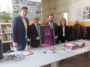 Tortoreto, esce in edicola la nuova collezione sul “Giro D’Italia”: maxifigurina consegnata al sindaco