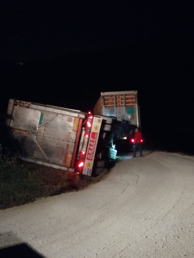 Poggio morello, strade comunali pericolose: si ribalta autoarticolato