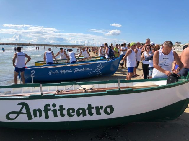 Martinsicuro, regata storica dei tipici battelli a tre remi