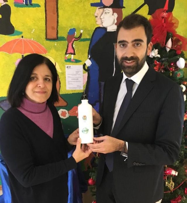 Campli, scuole plastic free: Comune dona borracce a studenti