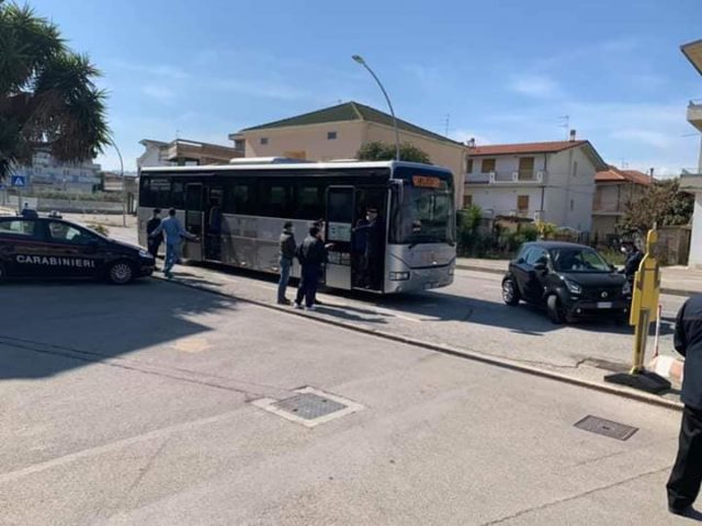 Controlli Martinsicuro: fermato autobus con persone senza giustificazione