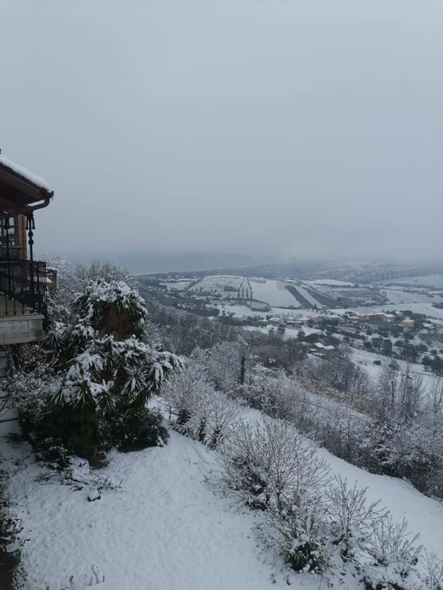 Neve a Tortoreto, operativi i mezzi spazzaneve e spargisale