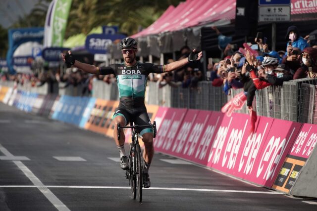 Peter Sagan ha tagliato per primo il traguardo, seguito dallo statunitense Brandon McNulty e dalla maglia rosa Joao Almeida.