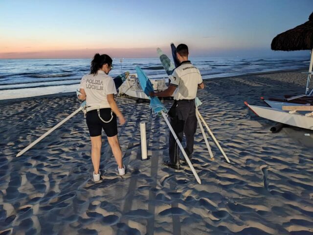 Tortoreto, rimossi 115 ombrelloni e 65 sedie lasciati nelle spiagge libere
