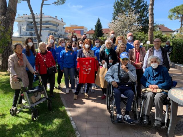 Pasqua,le atlete dell'Asd Teramo omaggiano gli anziani delle case di riposo