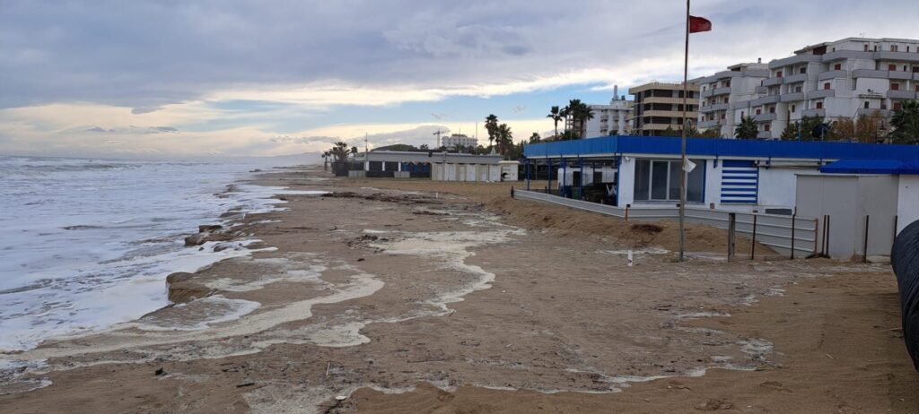 “Le immagini che in queste ore arrivano dalla spiaggia di Alba Adriatica provocano davvero tanta amarezza. Ieri pomeriggio sono stato ad Alba a condividere le sofferenze e i problemi della comunità. Pensavo di trovare l’ufficio opere marittime e qualche rappresentante dell’esecutivo regionale ma, purtroppo, sono completamente assenti dal maggio scorso, quando terminarono il fallimentare progetto della spiaggia di alimentazione. La costa teramana, sottoposta alle mareggiate di questo finale d'autunno, mostra ancora una volta, in maniera inequivocabile, l’inefficacia degli interventi decisi dalla giunta Marsilio a suon di milioni” commenta il Consigliere regionale Dino Pepe. “Voglio esprimere tutta la mia solidarietà e vicinanza ai cittadini, agli operatori e alla intera Comunità di Alba Adriatica, ferita e mortificata dal perdurare di questa situazione e lasciata da sola da chi ha urlato soluzioni miracolose durante l’ultima campagna elettorale, promettendo scogliere mai realizzate” prosegue Pepe. “Con colpevole ritardo è stato finalmente deliberato il milione agli chalet colpiti dalle mareggiate del 2019, spero non si perda ulteriormente tempo nell’istituire un tavolo di crisi per affrontare l’attuale grave disagio che i tanti soggetti coinvolti stanno soffrendo” prosegue il Consigliere Pepe e conclude:” Marsilio e la sua giunta hanno il dovere di dare risposte a chi rischia di vedere distrutto il lavoro di anni, insieme ai colleghi Paolucci, Blasioli e Pietrucci, come gruppo del Partito Democratico, abbiamo richiesto una riunione urgente dei Capigruppo. È inaccettabile che sulla lotta all’erosione costiera si navighi a vista, senza programmazione e sperperando risorse, mentre l’acqua mette in pericolo gli stabilimenti, distrugge aree attrezzate e continua a ingoiare metri di arenile”.