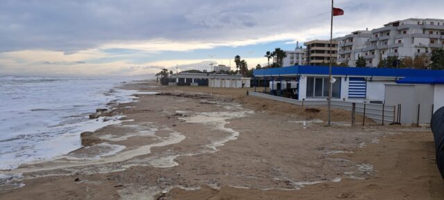 “Le immagini che in queste ore arrivano dalla spiaggia di Alba Adriatica provocano davvero tanta amarezza. Ieri pomeriggio sono stato ad Alba a condividere le sofferenze e i problemi della comunità. Pensavo di trovare l’ufficio opere marittime e qualche rappresentante dell’esecutivo regionale ma, purtroppo, sono completamente assenti dal maggio scorso, quando terminarono il fallimentare progetto della spiaggia di alimentazione. La costa teramana, sottoposta alle mareggiate di questo finale d'autunno, mostra ancora una volta, in maniera inequivocabile, l’inefficacia degli interventi decisi dalla giunta Marsilio a suon di milioni” commenta il Consigliere regionale Dino Pepe. “Voglio esprimere tutta la mia solidarietà e vicinanza ai cittadini, agli operatori e alla intera Comunità di Alba Adriatica, ferita e mortificata dal perdurare di questa situazione e lasciata da sola da chi ha urlato soluzioni miracolose durante l’ultima campagna elettorale, promettendo scogliere mai realizzate” prosegue Pepe. “Con colpevole ritardo è stato finalmente deliberato il milione agli chalet colpiti dalle mareggiate del 2019, spero non si perda ulteriormente tempo nell’istituire un tavolo di crisi per affrontare l’attuale grave disagio che i tanti soggetti coinvolti stanno soffrendo” prosegue il Consigliere Pepe e conclude:” Marsilio e la sua giunta hanno il dovere di dare risposte a chi rischia di vedere distrutto il lavoro di anni, insieme ai colleghi Paolucci, Blasioli e Pietrucci, come gruppo del Partito Democratico, abbiamo richiesto una riunione urgente dei Capigruppo. È inaccettabile che sulla lotta all’erosione costiera si navighi a vista, senza programmazione e sperperando risorse, mentre l’acqua mette in pericolo gli stabilimenti, distrugge aree attrezzate e continua a ingoiare metri di arenile”.