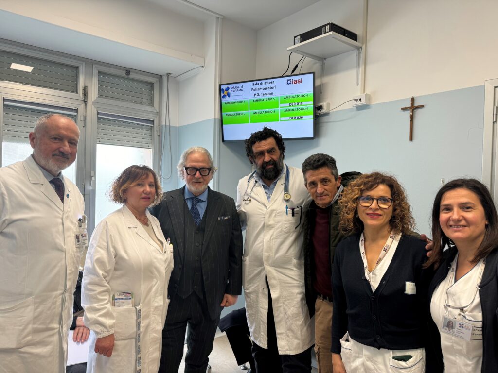 Teramo, cittadino dona monitor eliminacode a dermatologia
