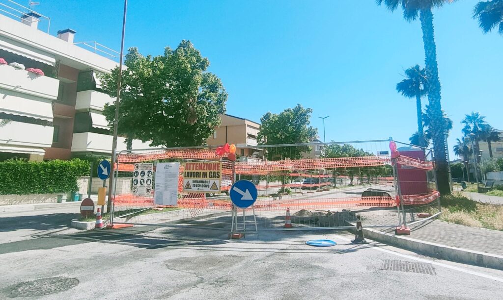 Estate iniziata, cantieri ovunque: Tortoreto sommersa dai lavori in corso FOTO