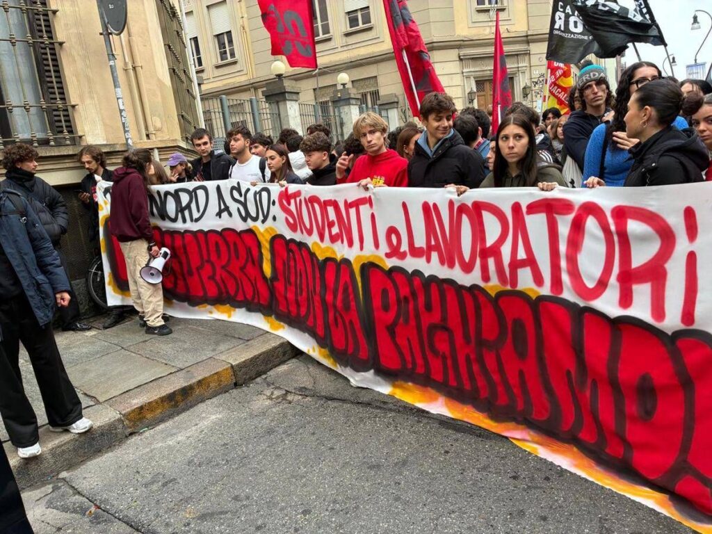 Torino, bidoni di letame rovesciati davanti al municipio prima del corteo per lo sciopero generale: il video